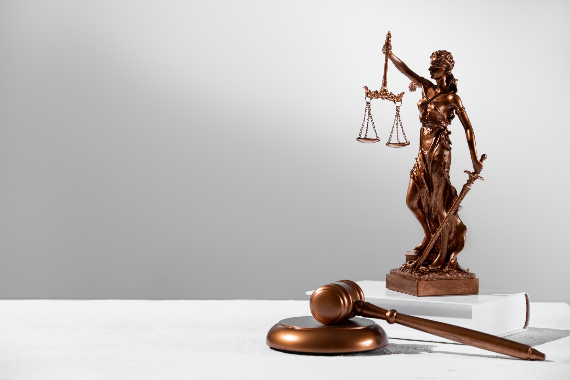 Balanza de la justicia y martillo, símbolo del derecho